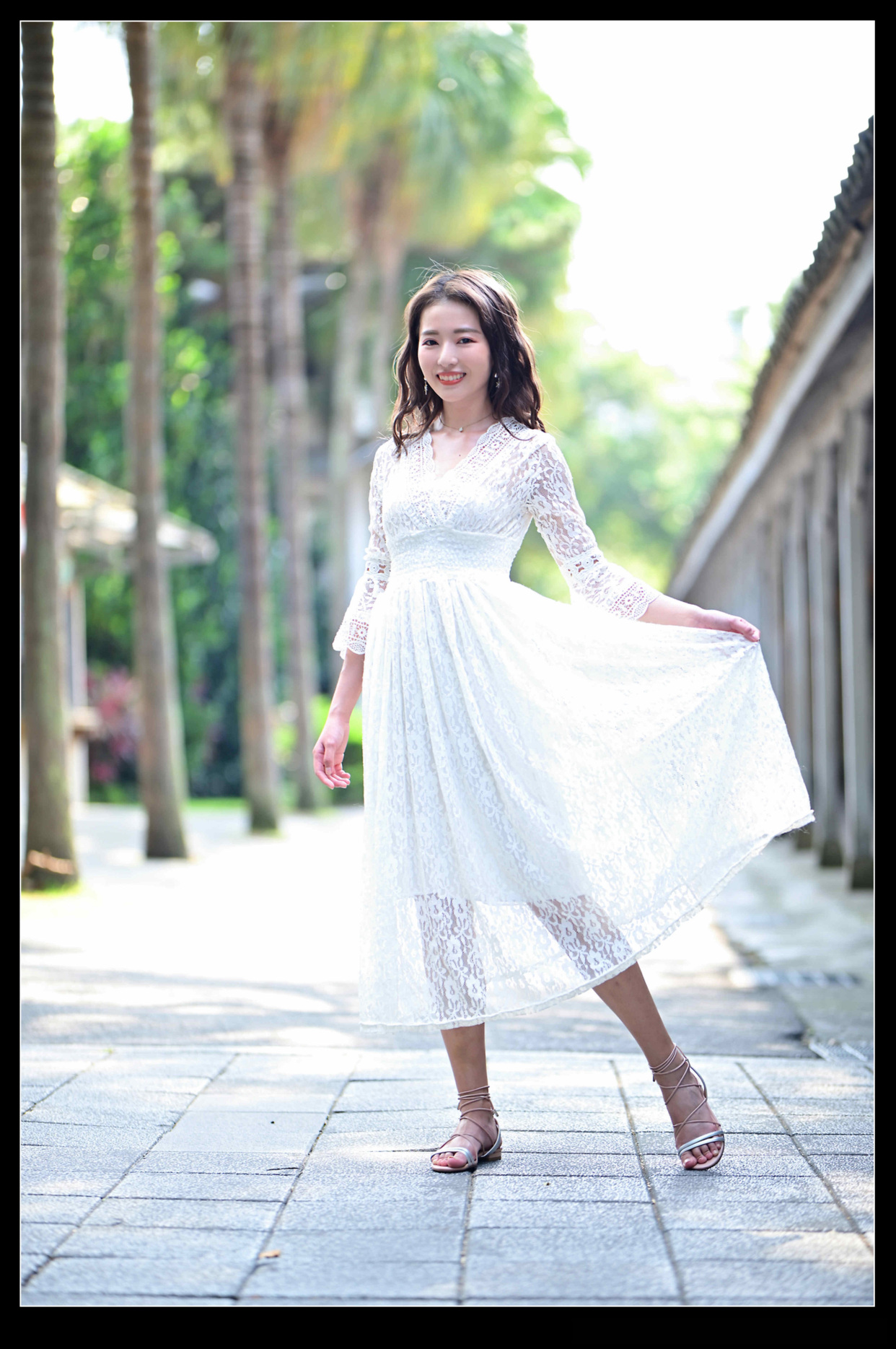 街拍:白色长裙的美女,年轻貌美,展示好容颜