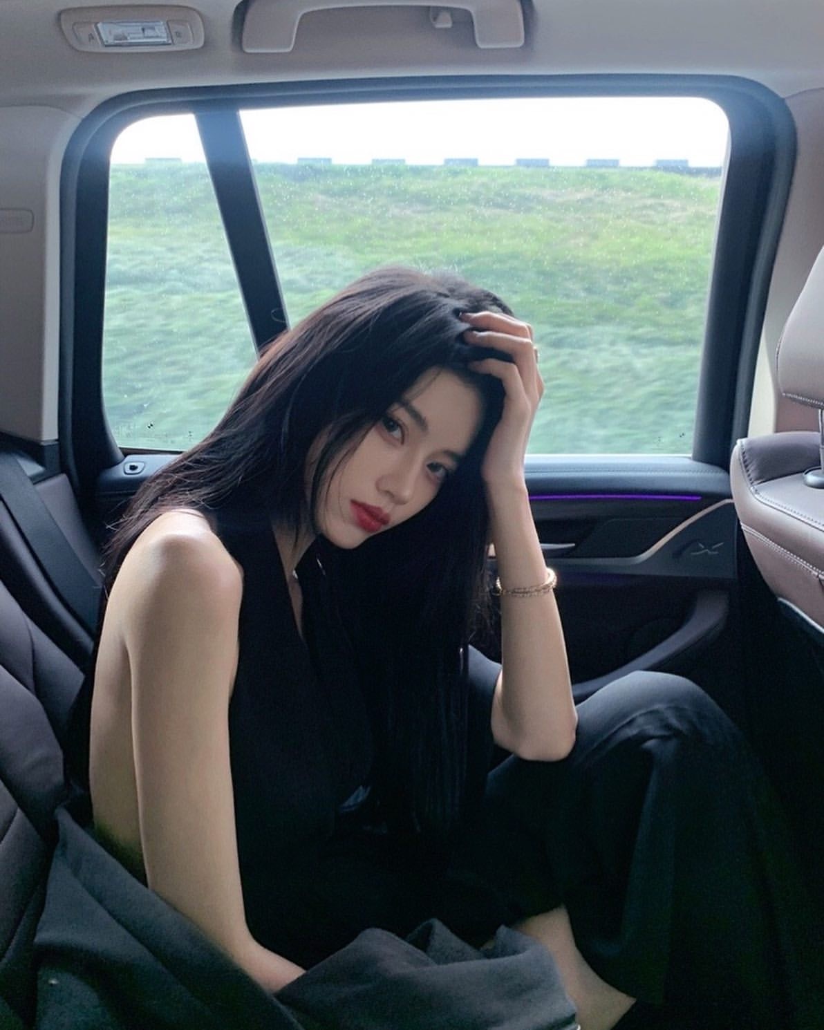 网红何丹彤 黑长直的头发 太漂亮了!