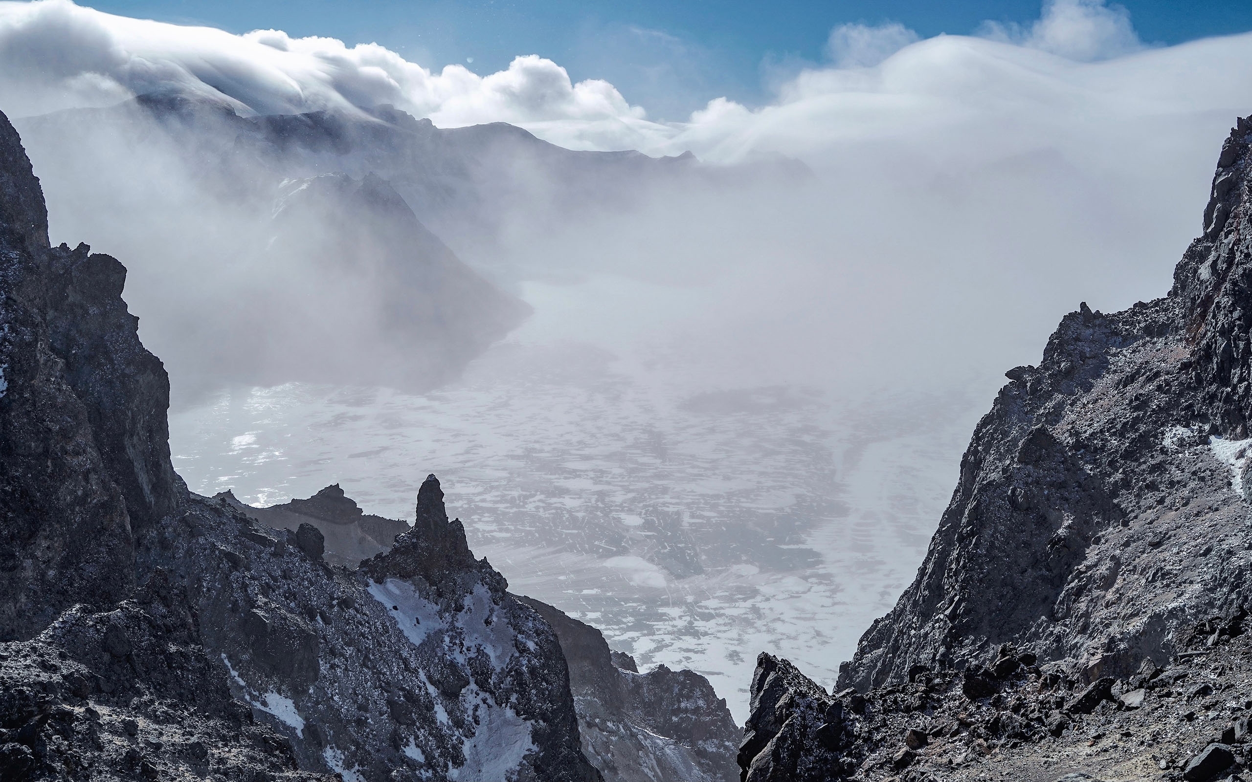 云雾弥漫中的长白山
