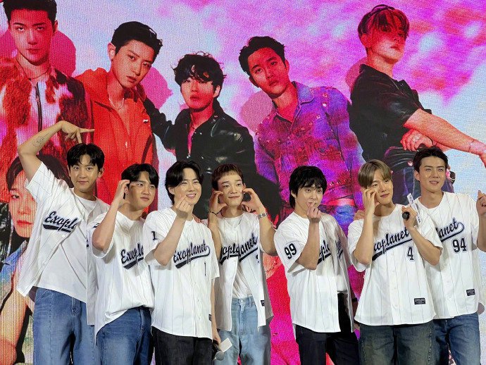 组图:exo青岛签售会饭拍路透 全员穿棒球服比心团魂满满