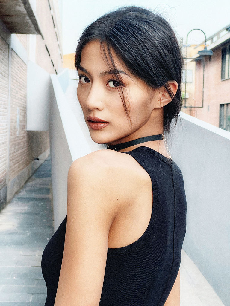 万籽麟单马尾麻花辫造型写真释出 变身文艺辣妹酷感十足