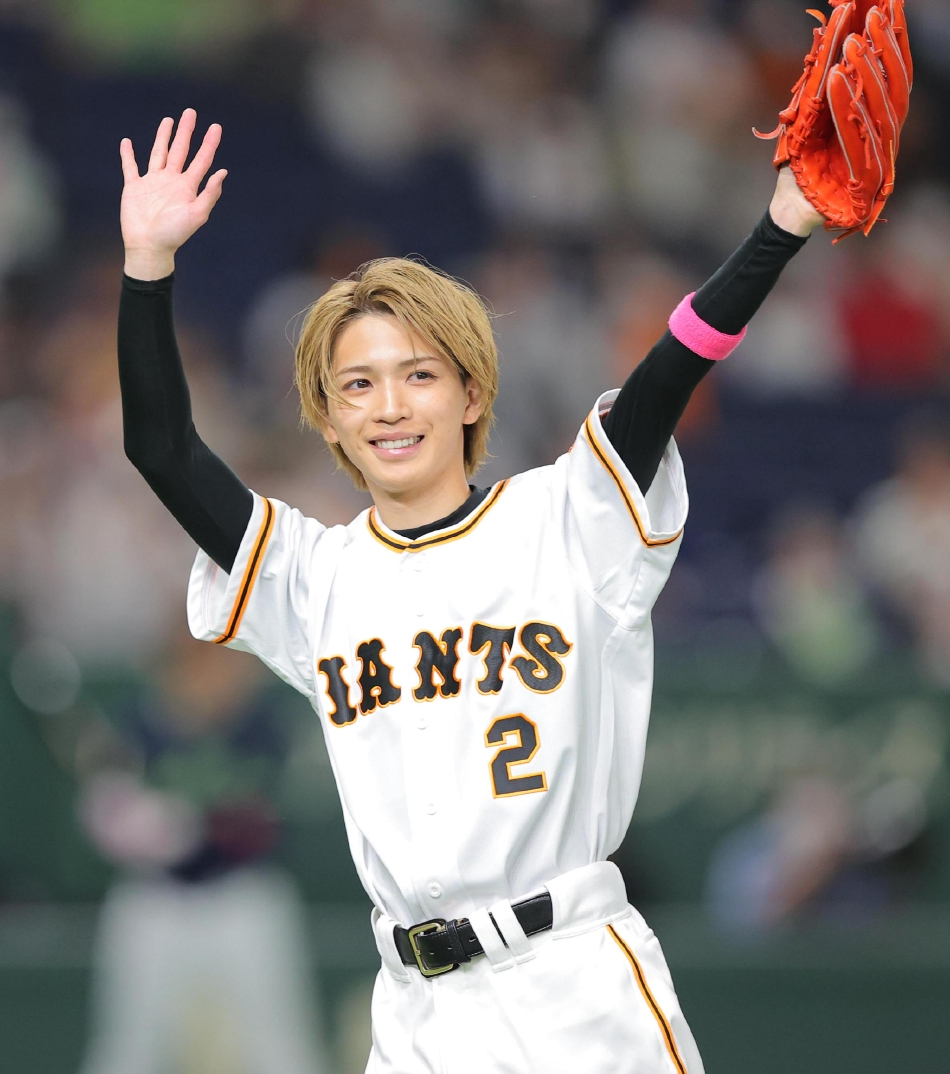 组图:岩桥玄树亮相职业棒球赛 担任开球嘉宾