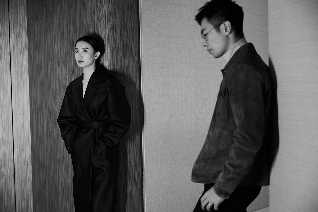 朱亚文宋佳合体拍摄诗意大片 黑白胶片质感烘托出电影氛围