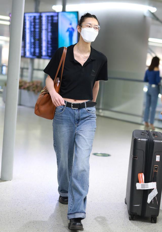 "大表姐"刘雯bm风造型,短款上衣搭配阔腿牛仔裤,气场十足