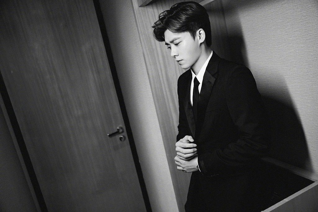 李易峰出席36届大众电影百花奖 西装造型拍写真颜值出众