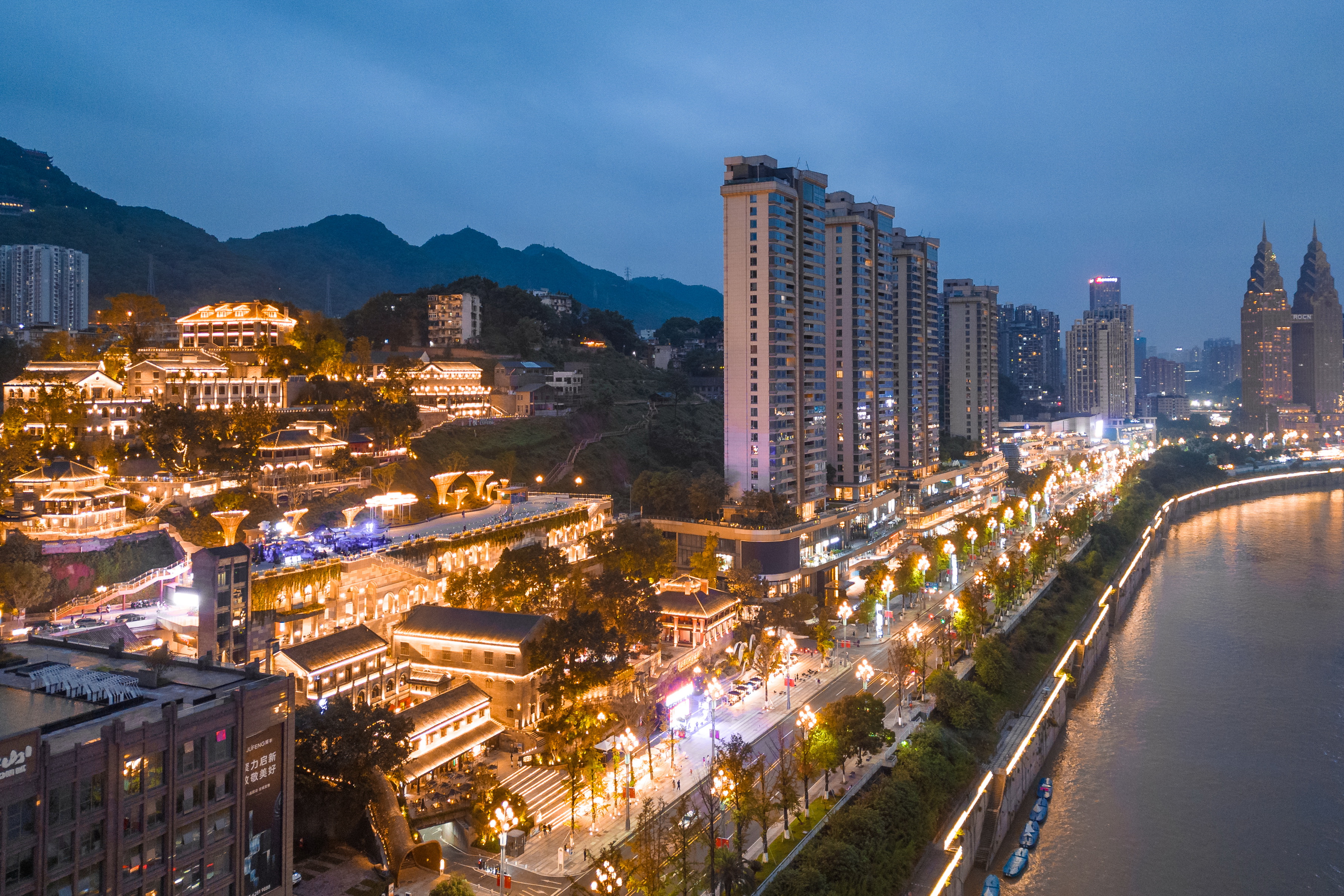 重庆开埠遗址公园正式开园 百年老建筑展迷人夜景