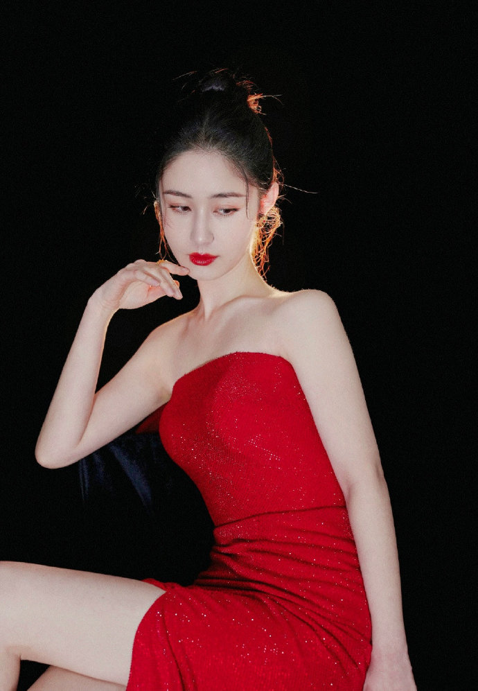 梁田,一身红装惹人爱,s身材好羡慕