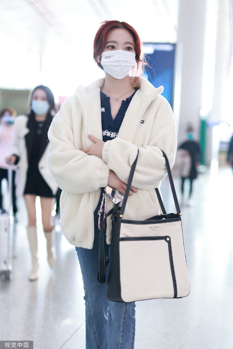 组图:张紫宁穿白色摇粒绒外套现身机场 对镜头比心甜美可爱
