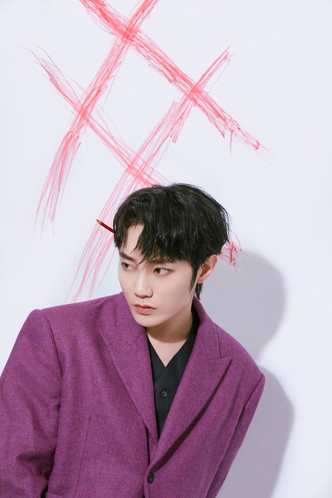 刘也发布《追光吧》总决赛写真 手拿彩色画笔艺术气息拉满