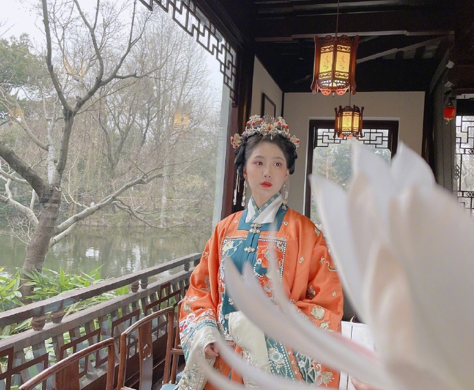 李艺彤身穿汉服英姿飒爽,优美的身姿清新可人,体现古典的美丽