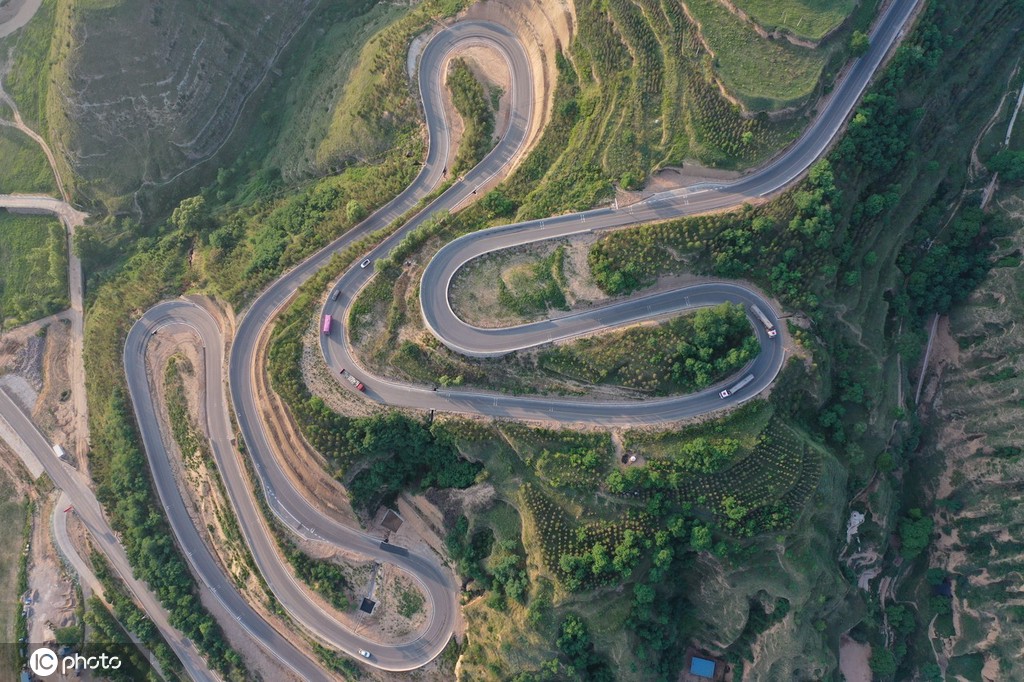陕西咸阳:盘山公路曲折蜿蜒