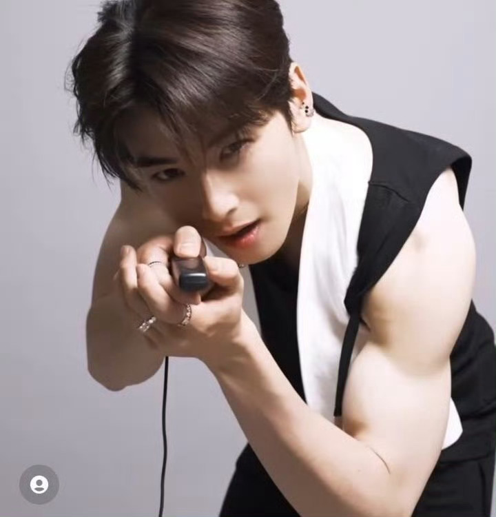 组图:车银优健身前后对比引热议 肌肉线条与童颜脸蛋反差感拉满