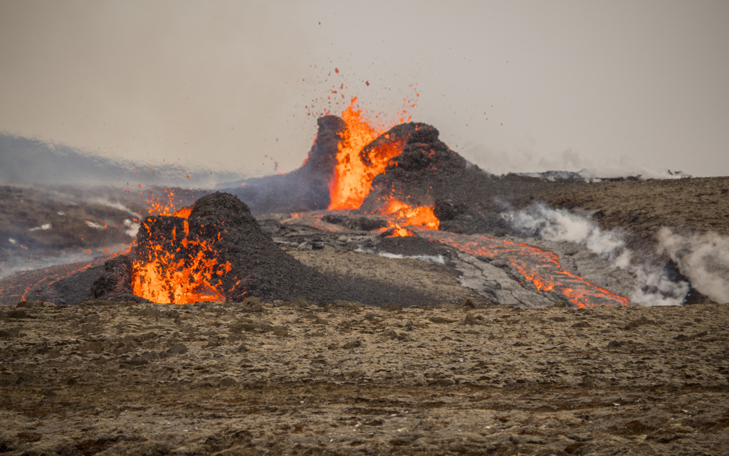 冰岛格尔丁达鲁尔火山出现两个新火山喷发裂缝 搜救队近距离观看熔岩