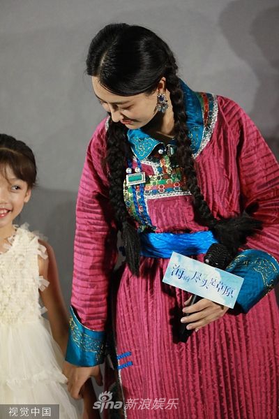 组图:马苏出席《海的尽头是草原》发布会 身穿民族服饰动情发言