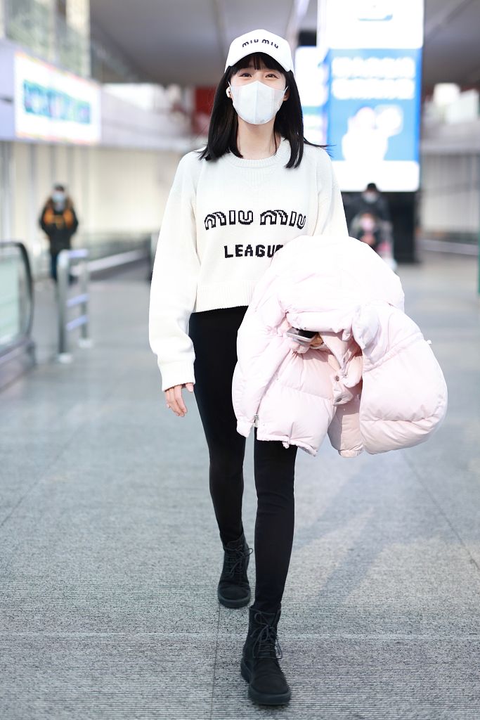 王智粉棉服搭牛仔裤秀开年私服 齐肩发温柔甜美