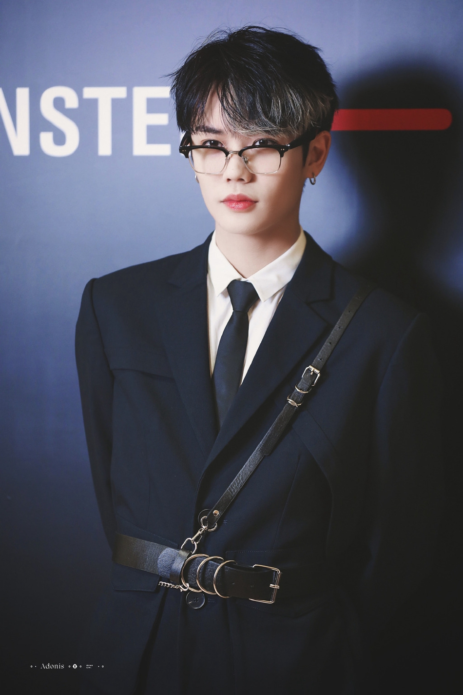 组图:林彦俊戴半框眼镜斯文帅气 西装笔挺展霸道总裁范儿