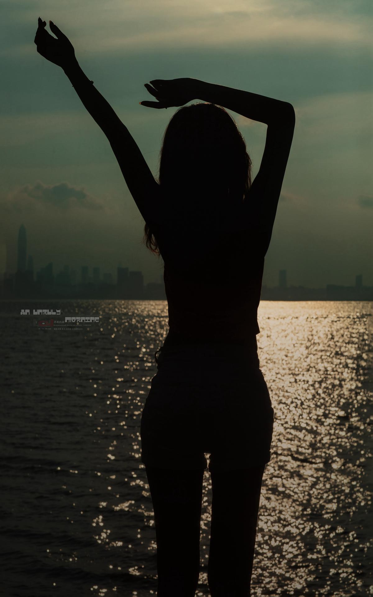 海边日出个性人像-不羁的晨