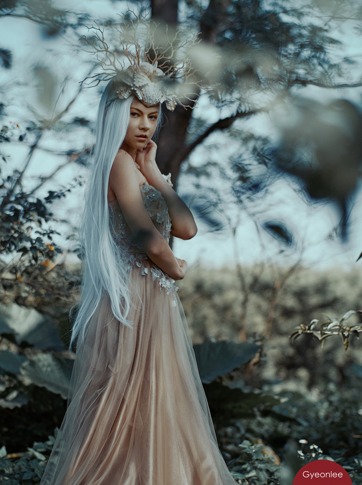 白发美女的梦幻写真,好像森林里的精灵