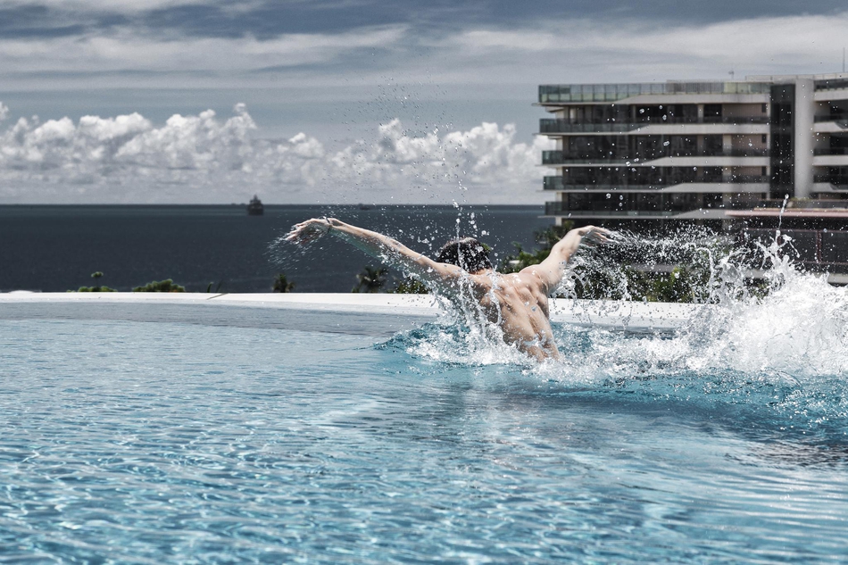 组图:张艺兴泳池大片释出 宽肩窄腰肌肉分明上演湿发眼神杀