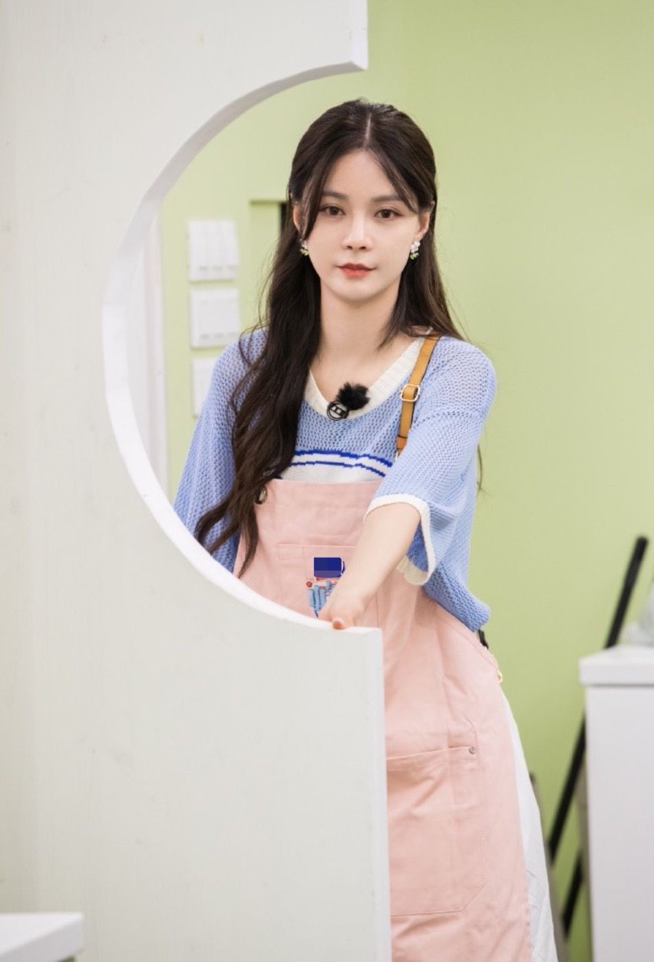 组图:沈梦辰《中餐厅》半扎长发温婉大方 身穿条纹上衣干净清爽