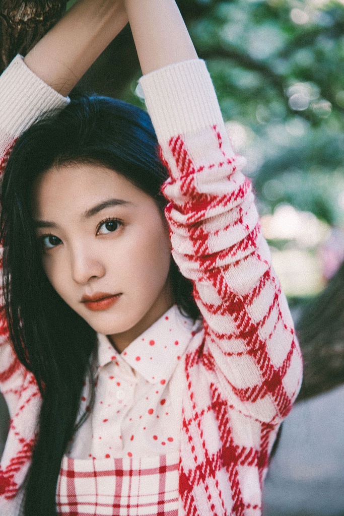 章若楠复古红白波点碎花裙少女感满满 置身于花海变校园女神