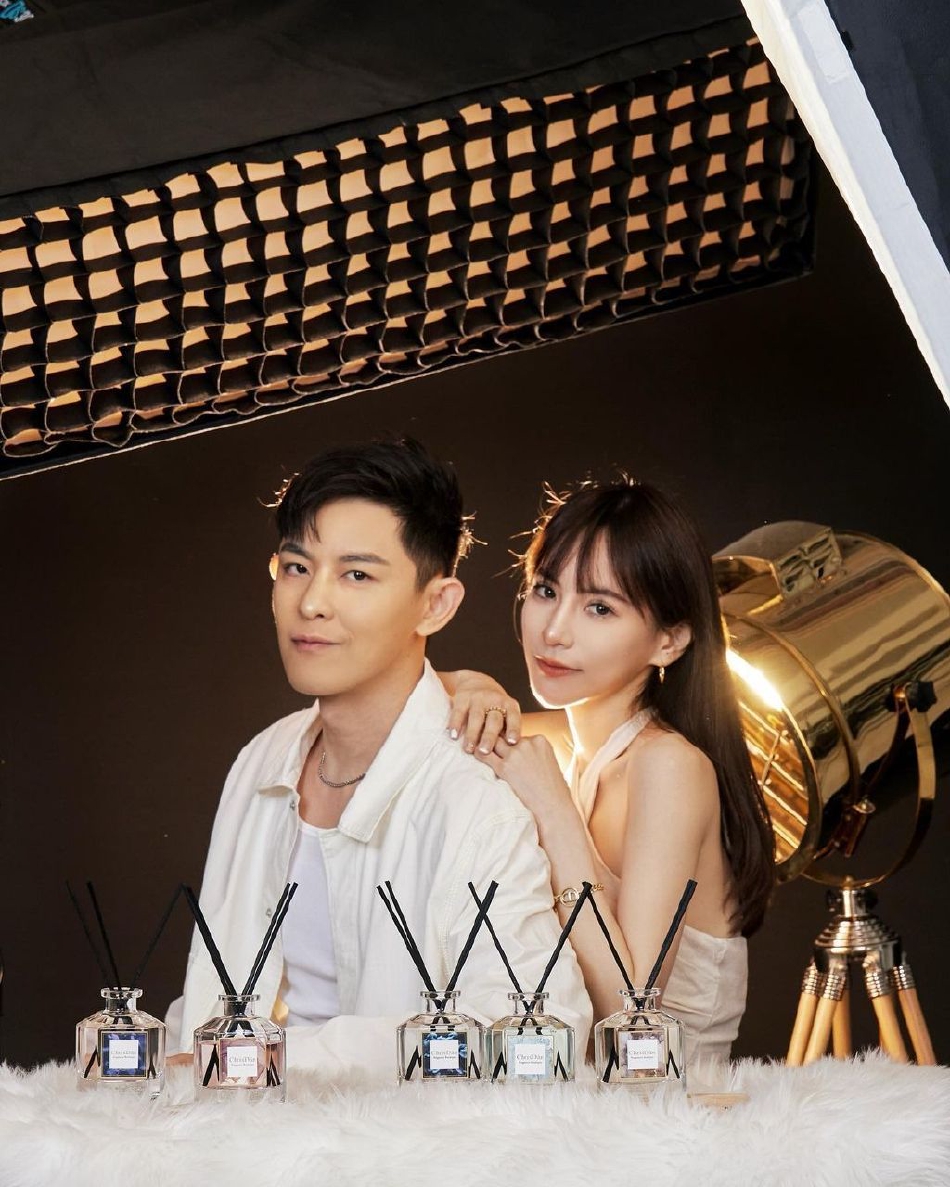 组图:敖犬与空姐女友合体拍大片 穿纯白look甜蜜撒狗粮