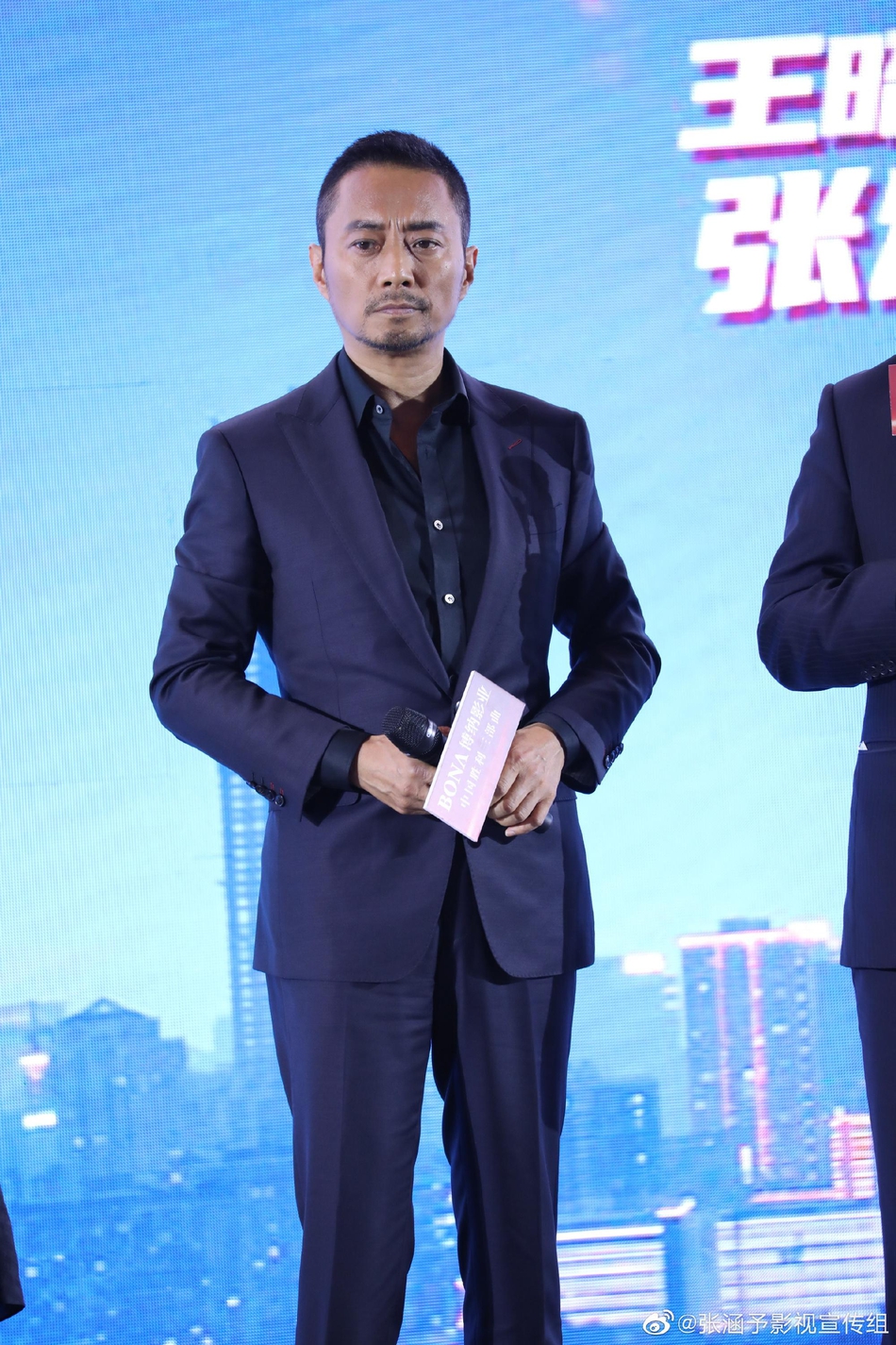 组图:张涵予出席活动肤色分外吸睛 网友调侃可以去演包青天