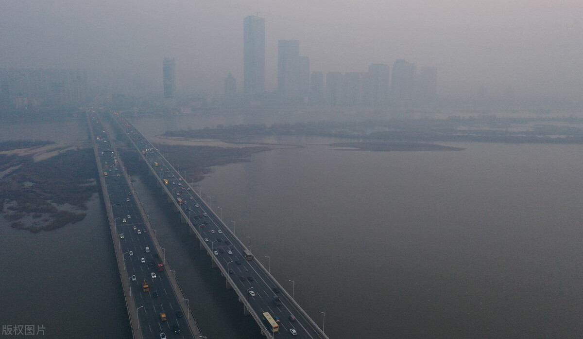 黑龙江省哈尔滨连续两天出现雾霾天气,空气质量多时段为重度污染