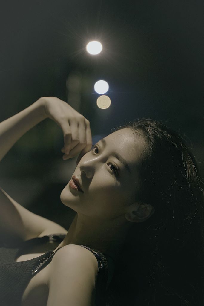 吕艳蓓新剧热拍备受瞩目 元气写真曝光气质迷人