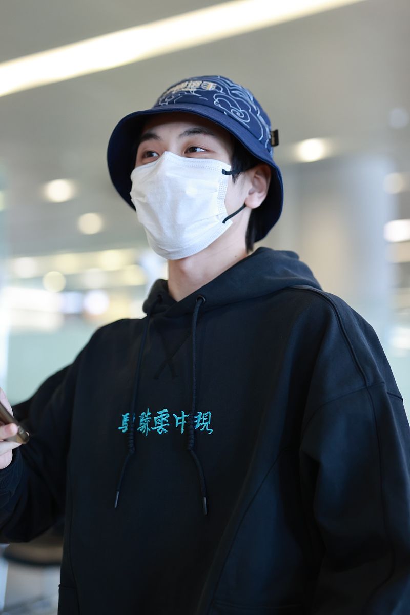 蔡程昱街拍:lining帽衫搭配铅笔裤轻松舒适