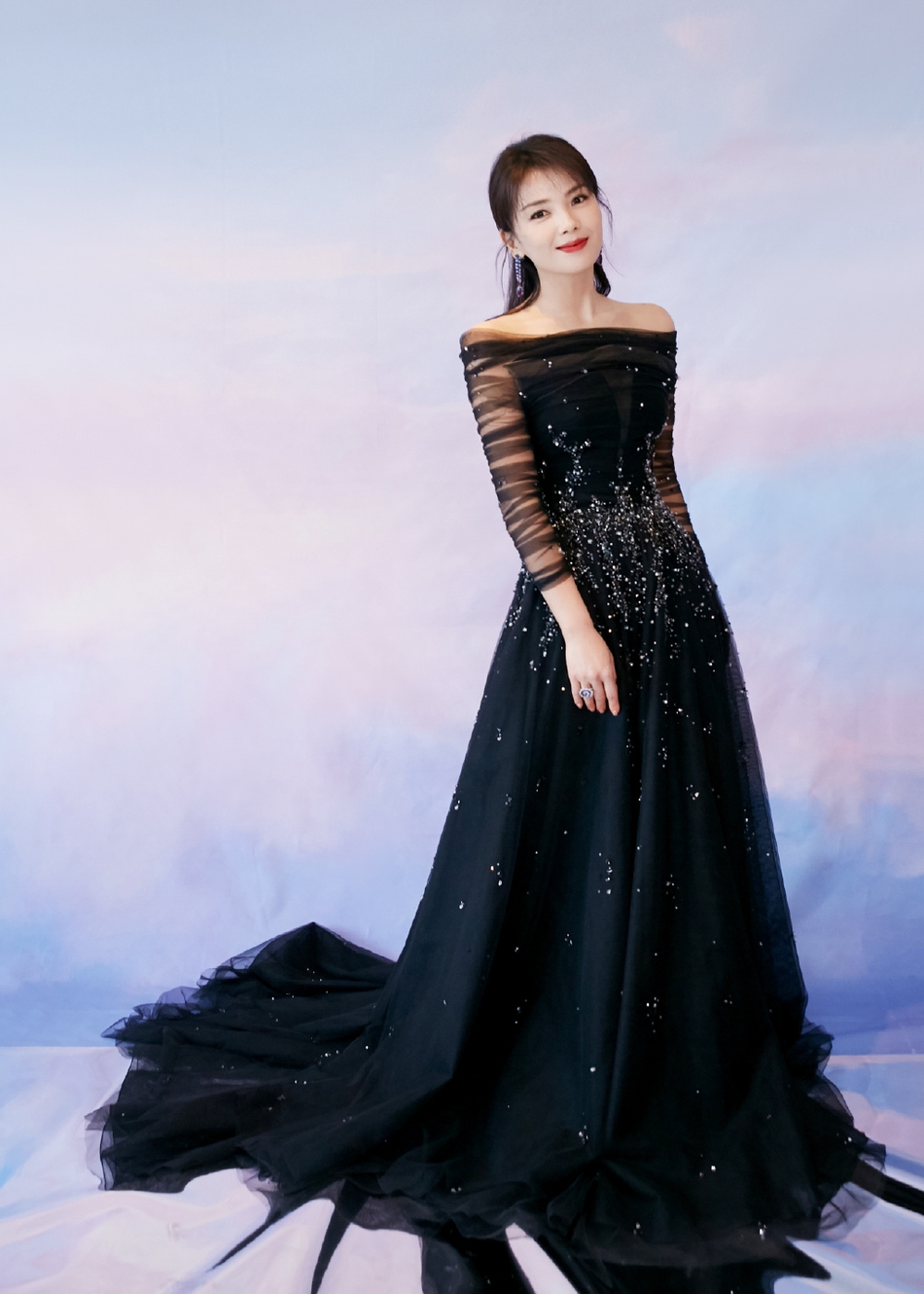 组图:刘涛暗夜星河长裙出席金鹰奖 一字肩秀锁骨温柔典雅