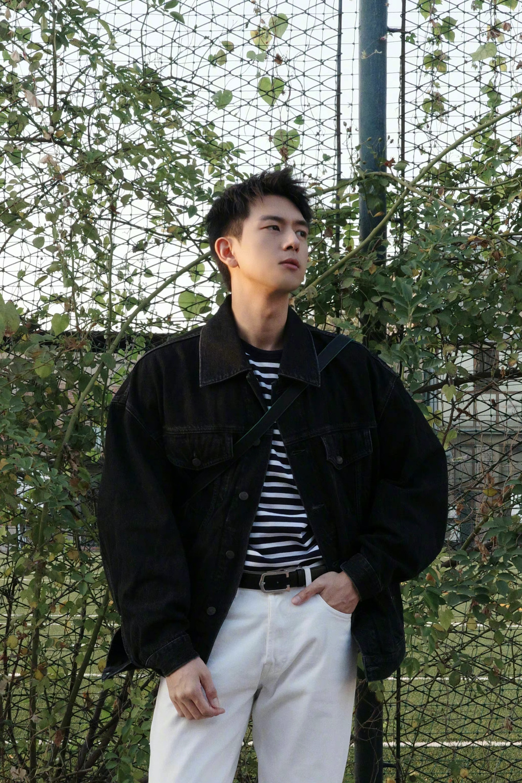 李现秋日随拍,牛仔外套,条纹t恤,白裤皮靴,简单舒服的穿搭