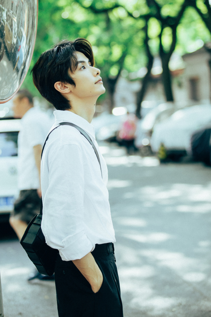 赵弈钦胡同胶片感写真释出 穿白衬衫骑单车似校园男神