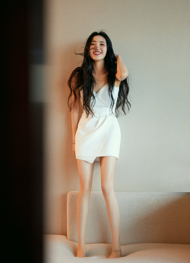 王紫璇品牌直播活动白色系造型写真 秀发飞扬风情万种