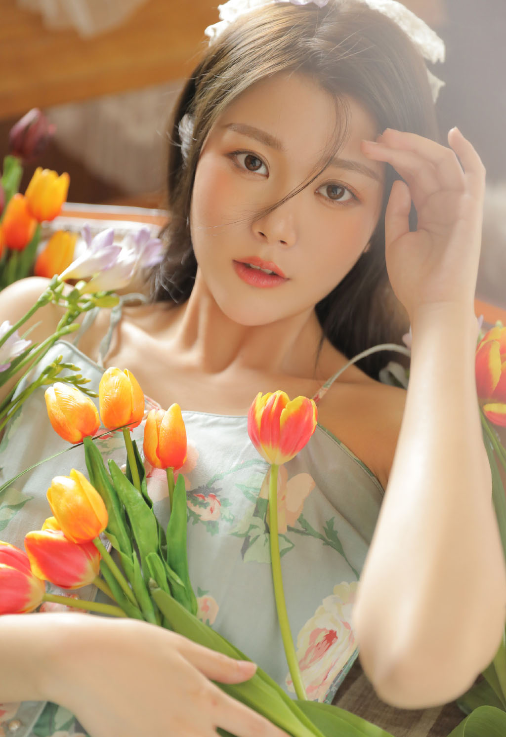 高颜值美女身穿碎花裙唯美动人大胆时尚写真