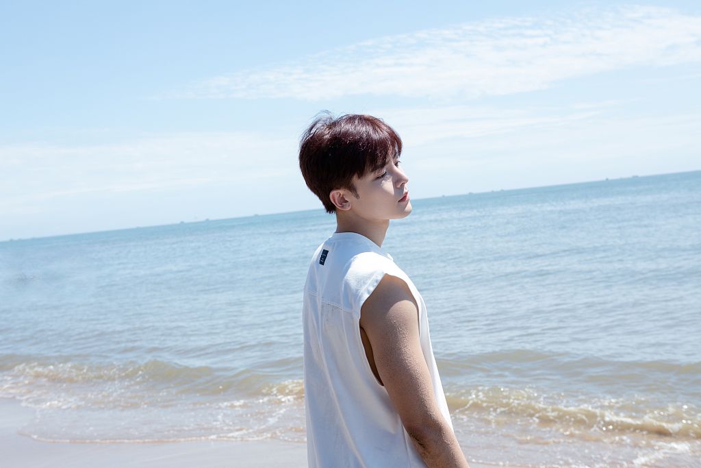 侯明昊白色无袖扮清爽少年夏日氛围绝 眼神清澈故事感满满