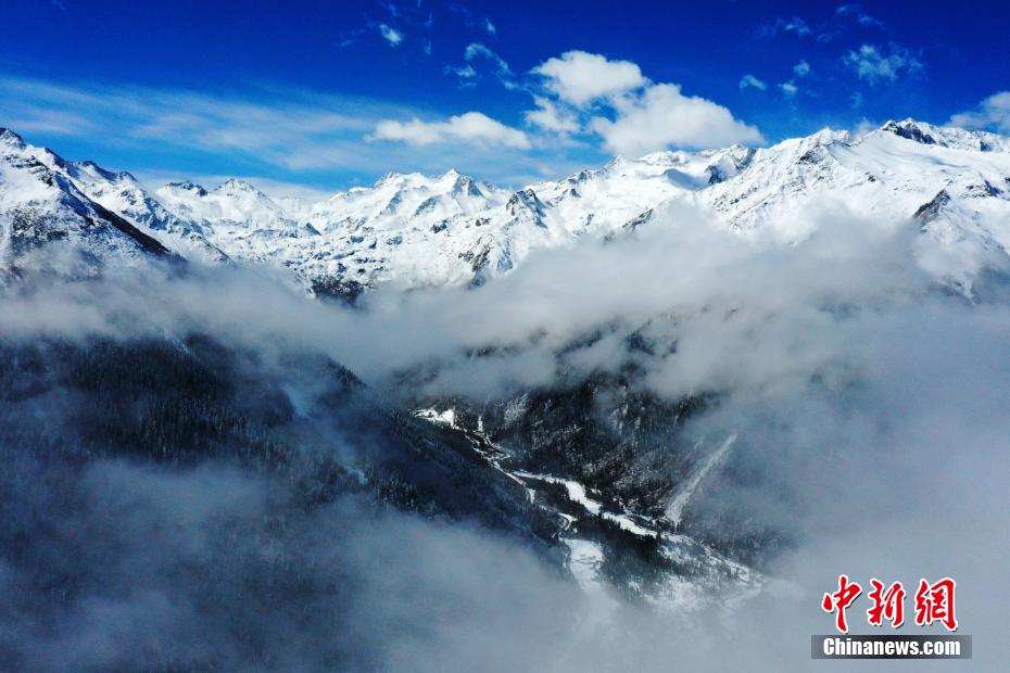 达古冰川景区雪后美景如画