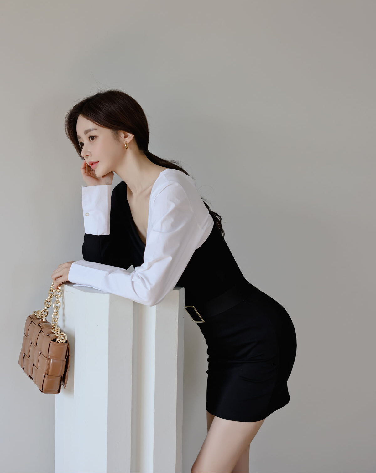 孙允珠每日穿搭:黑白拼接波旁时尚宽袖包臀裙