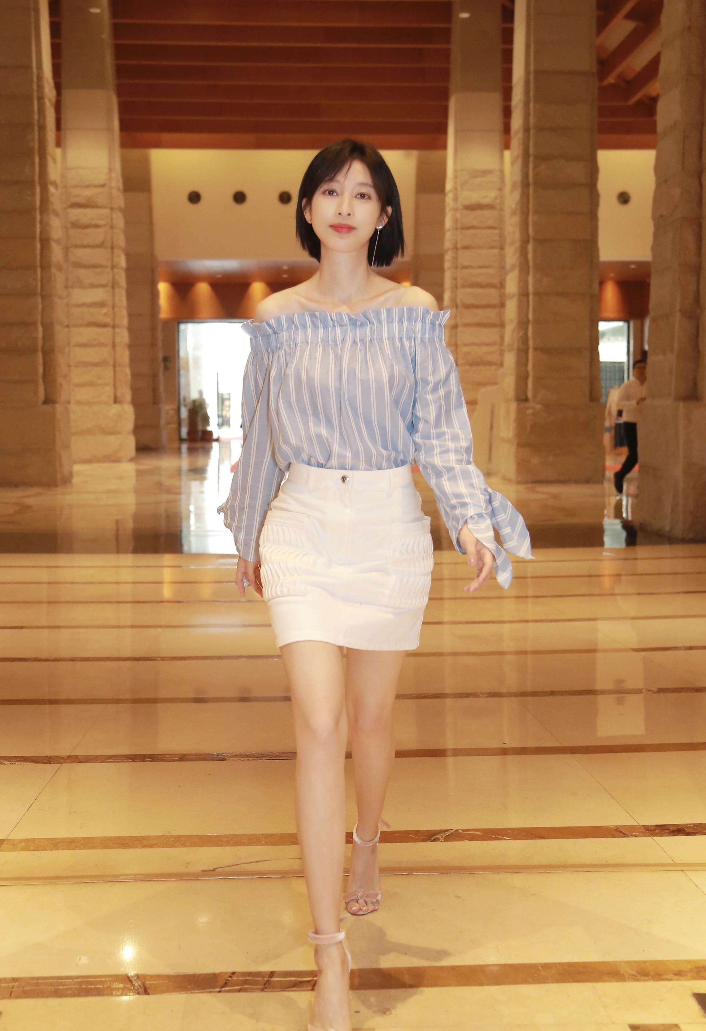 高挑美女演员张俪,貌美身材好,性感美照集锦