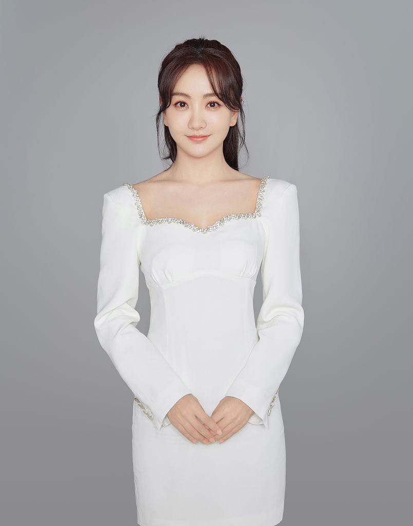 杨蓉白色礼服写真简洁优雅 柔美韵致尽显温柔气质