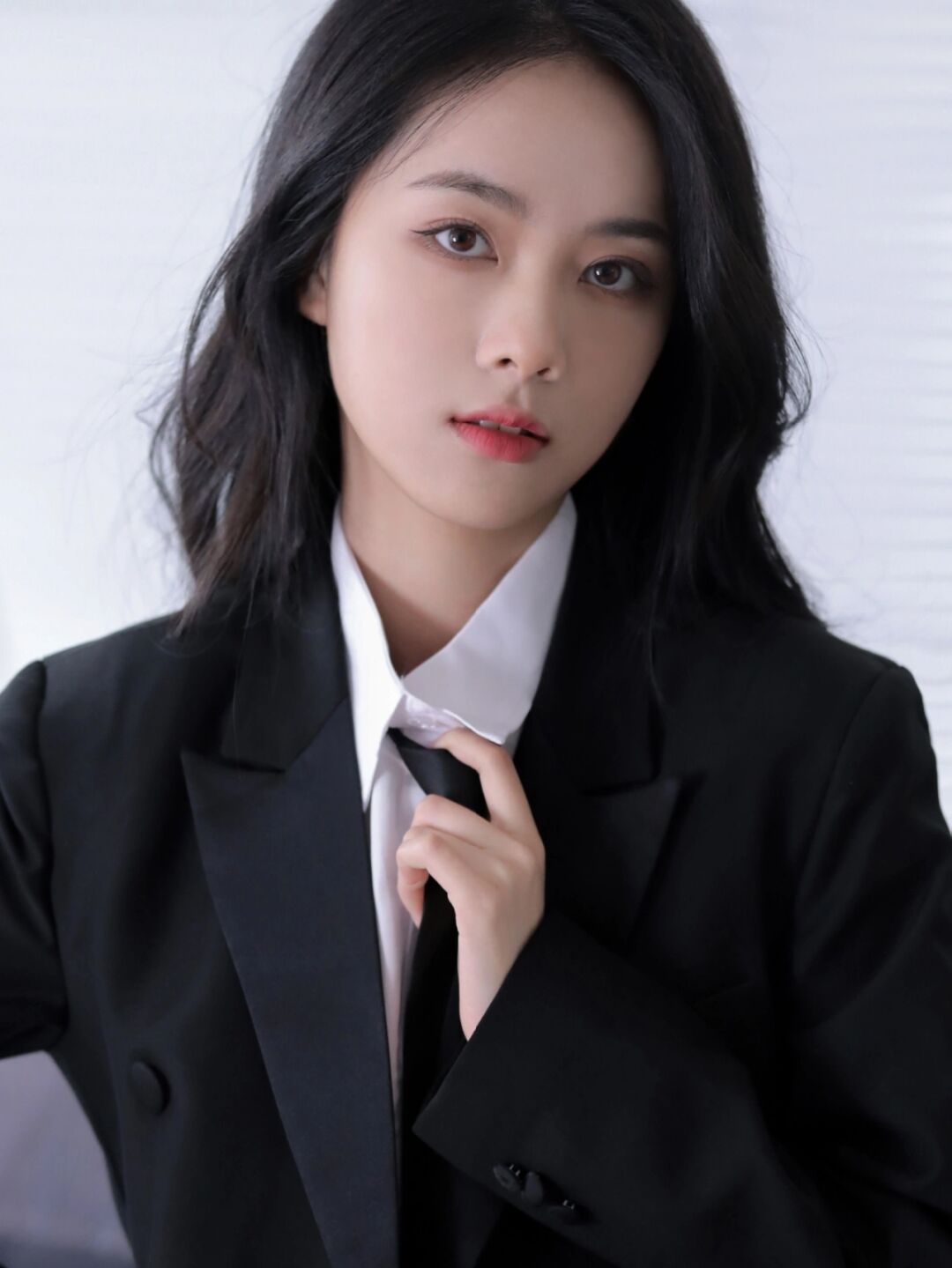 白色衬衫外搭休闲黑色西服,搭一条黑色领带,气质美女正装好漂亮