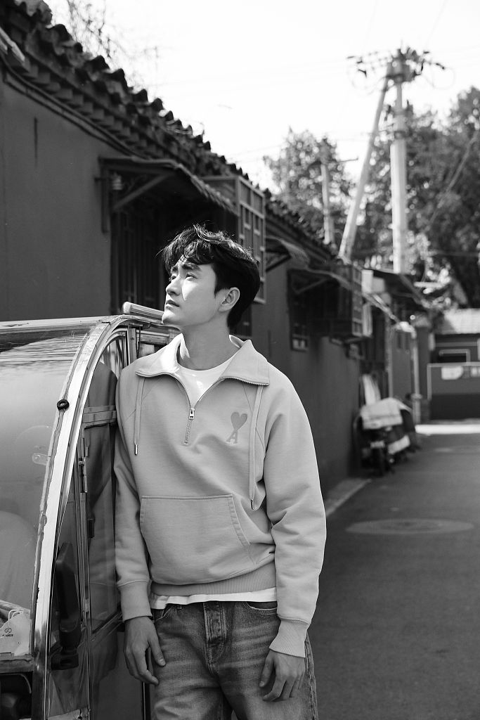 杨玏京味写真花絮曝光 斜阳下穿梭北京胡同氛围感满满