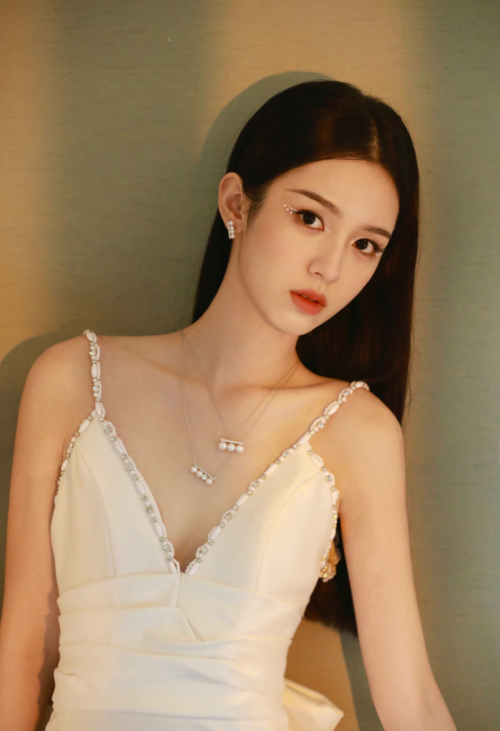 周也白色吊带裙出席品牌活动 秀性感锁骨气质冷艳