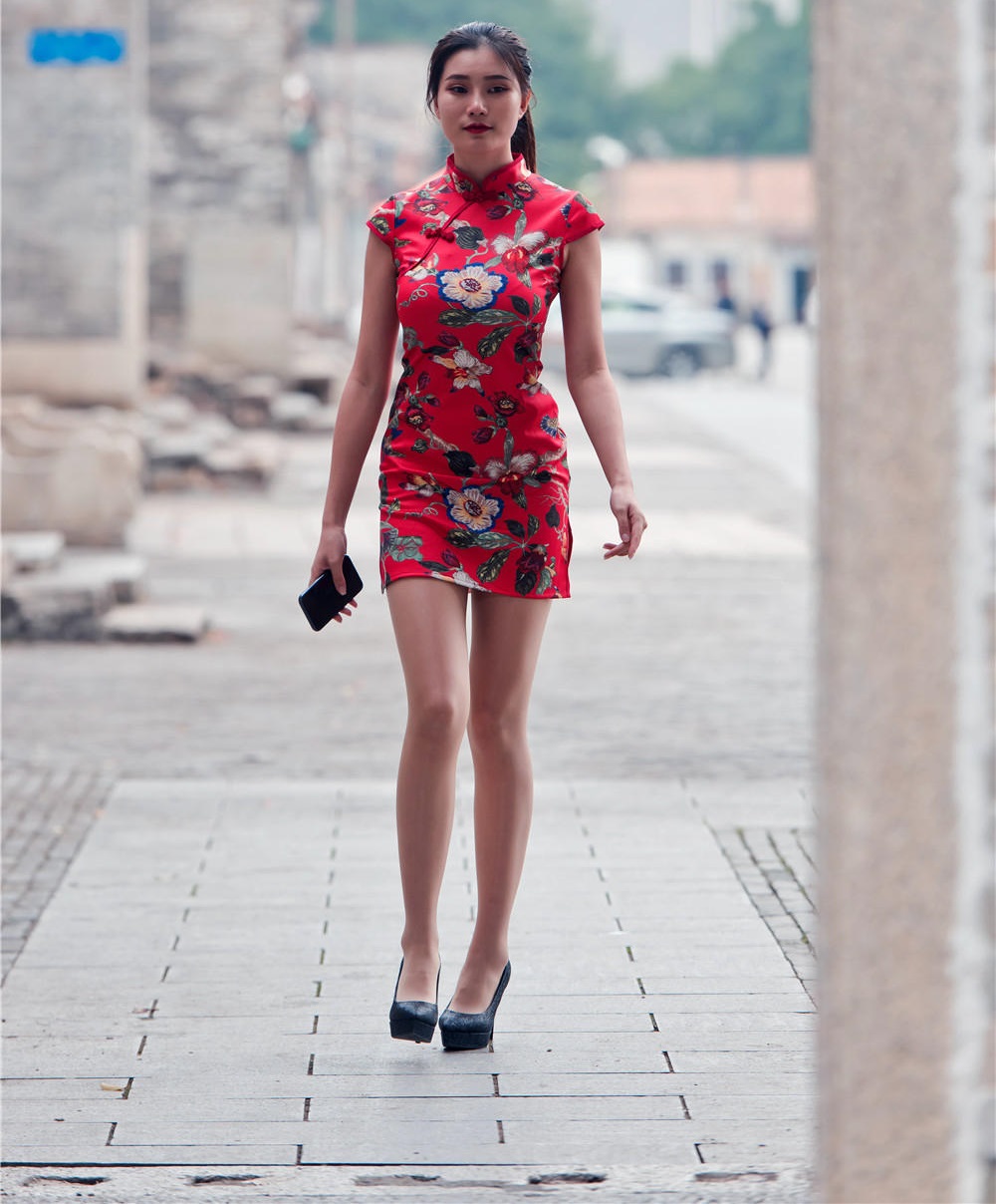 街拍:穿红色旗袍的小姐姐,配上一双黑色漆皮高跟鞋靓丽吸睛