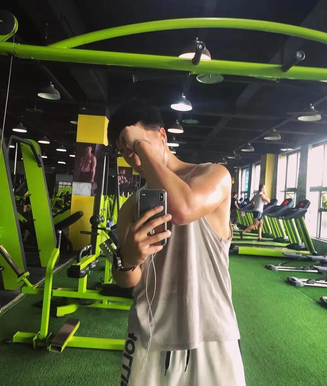 组图:运动型小哥哥,身高174的男生,长袜 短裤 t恤,时尚又帅气