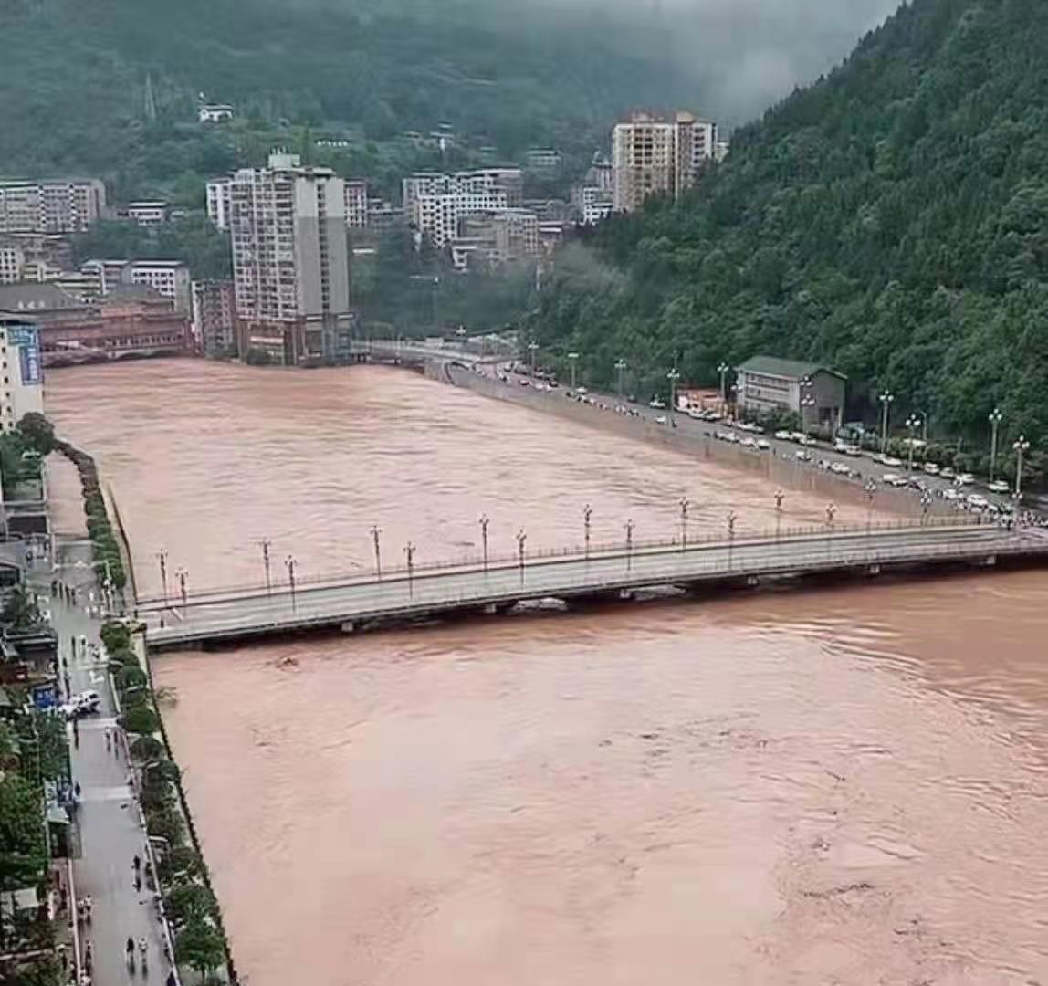 「图集」暴雨致四川通江县城部分街道被淹,全县15万人受灾