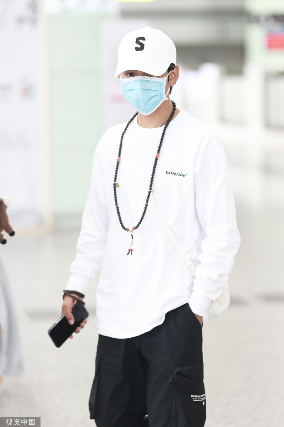组图:丁真穿白色卫衣现身机场 搭配民族风项链清爽个性
