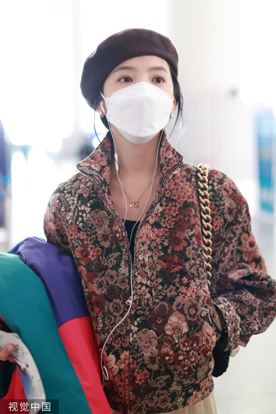 组图:章若楠复古花纹短款外套现身机场 戴贝雷帽复古灵动