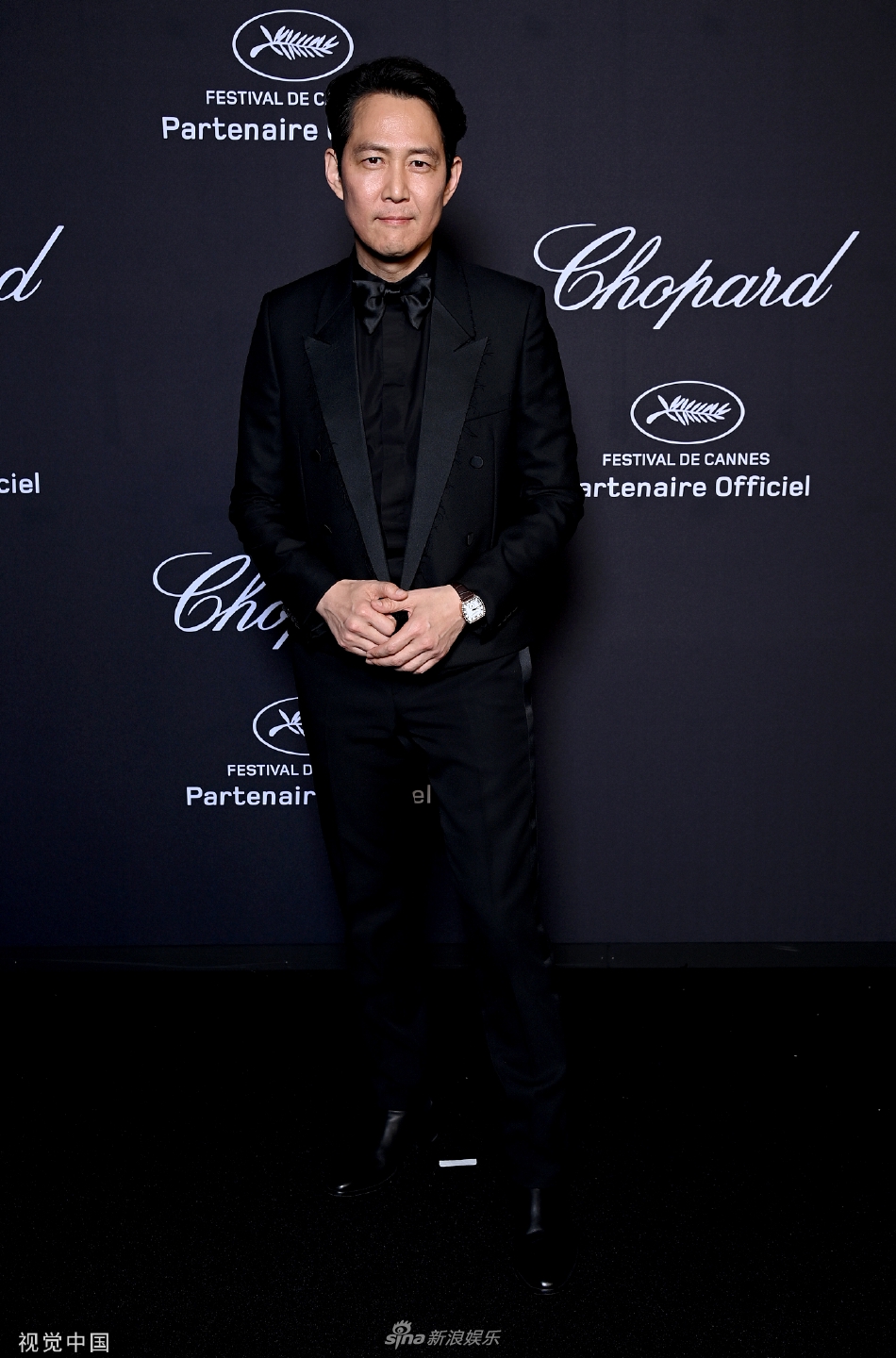 组图:第75届戛纳电影节李政宰穿黑色西装帅气有型