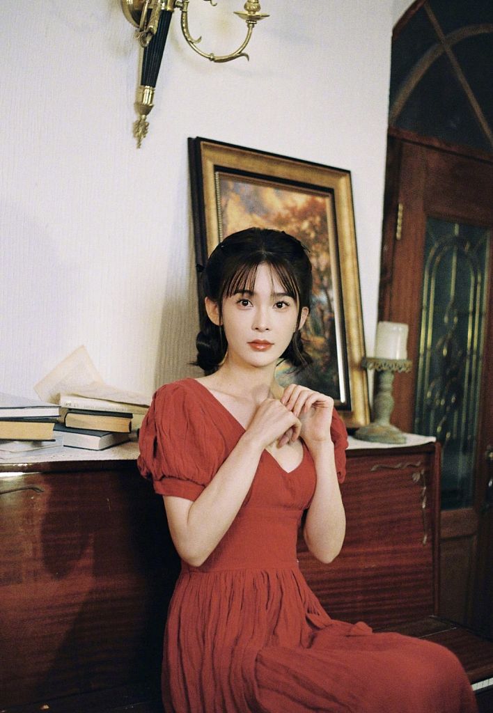 赵樱子复古红裙写真甜美优雅《乘风破浪的姐姐》官宣惹期待